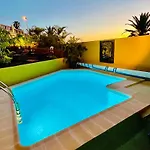 Con Piscina Climatizada Y Vistas Al Mar 빌라
