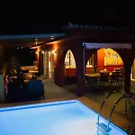 Con Piscina Climatizada Y Vistas Al Mar 빌라 *